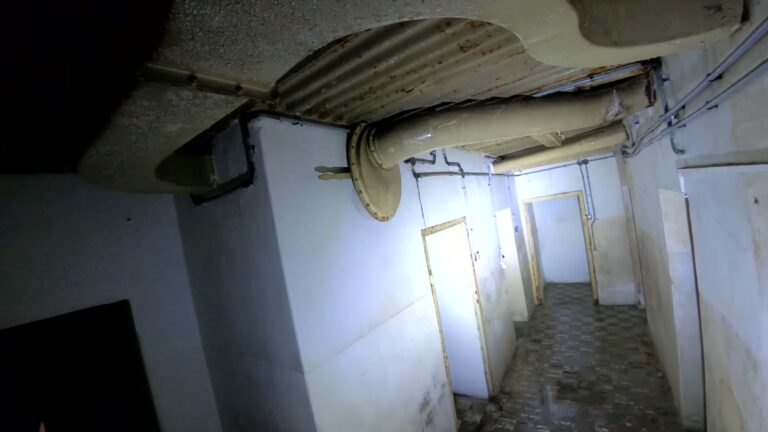 Dawny SCHRON PREZYDENTA w środku parku